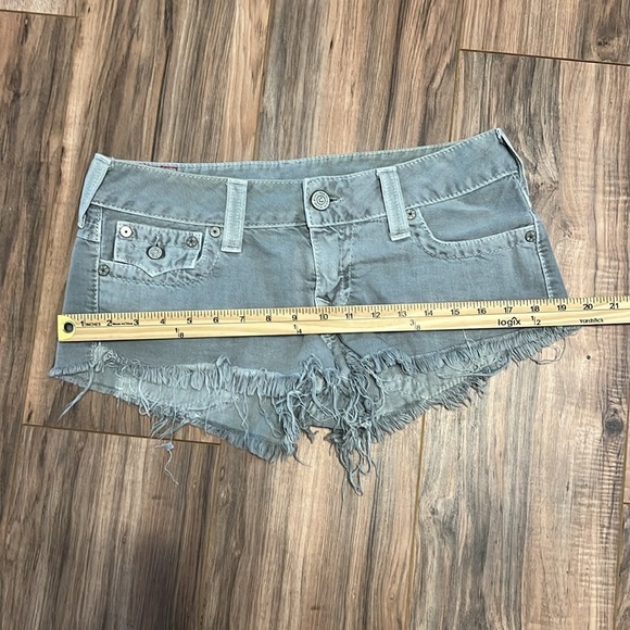 True Religion Joey Cut Off Shorts Women’s Size 30 Gray Distressed Raw Hem - Picture 8 of 8